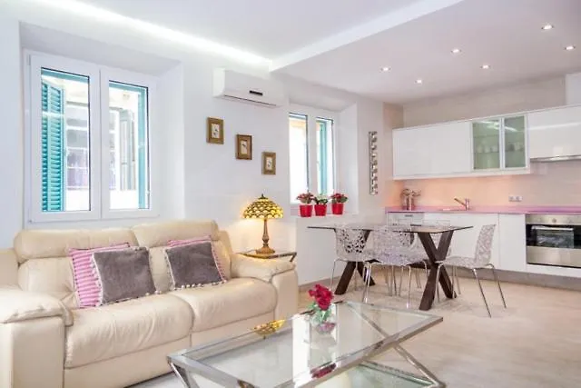 Félix Sáenz RooMalaga by Bossh Apartments