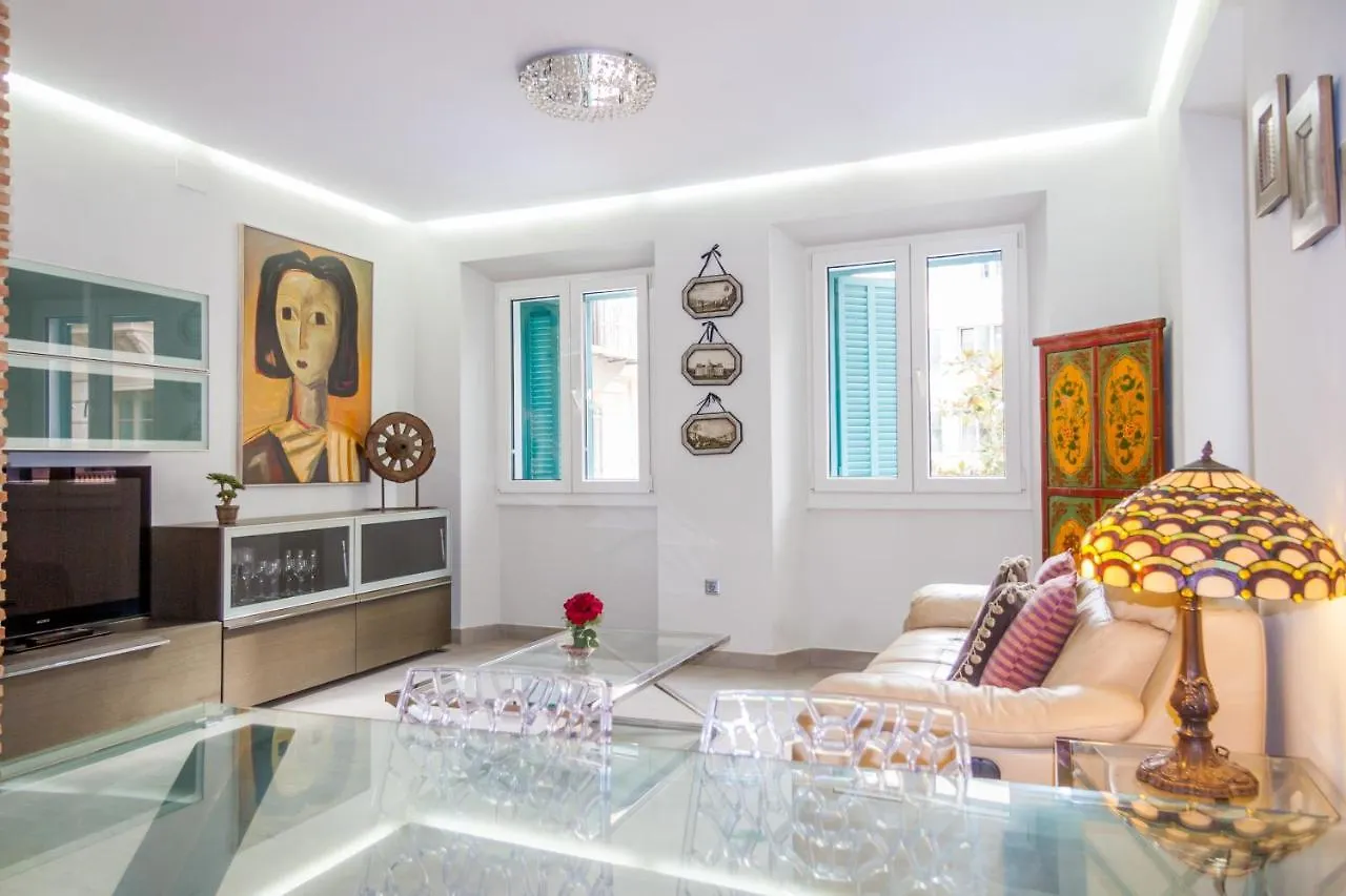 Félix Sáenz RooMalaga by Bossh Apartments España